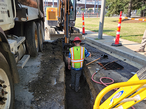 Excavating the running line to connect the existing HEX manhole C19BA-202 to the new trench section.  This is the project interface at which C19BA Tranche 4-1 begins.
